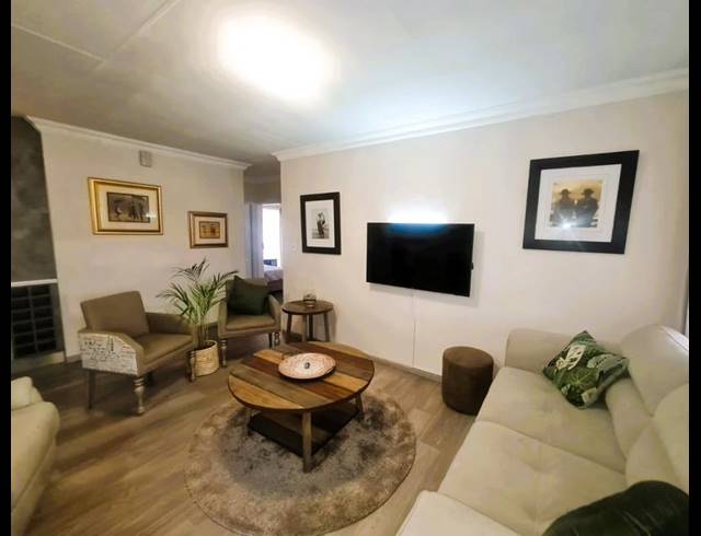 3 BEDROOM TOWNHOUSE FOR SALE IN DIE HOEWES